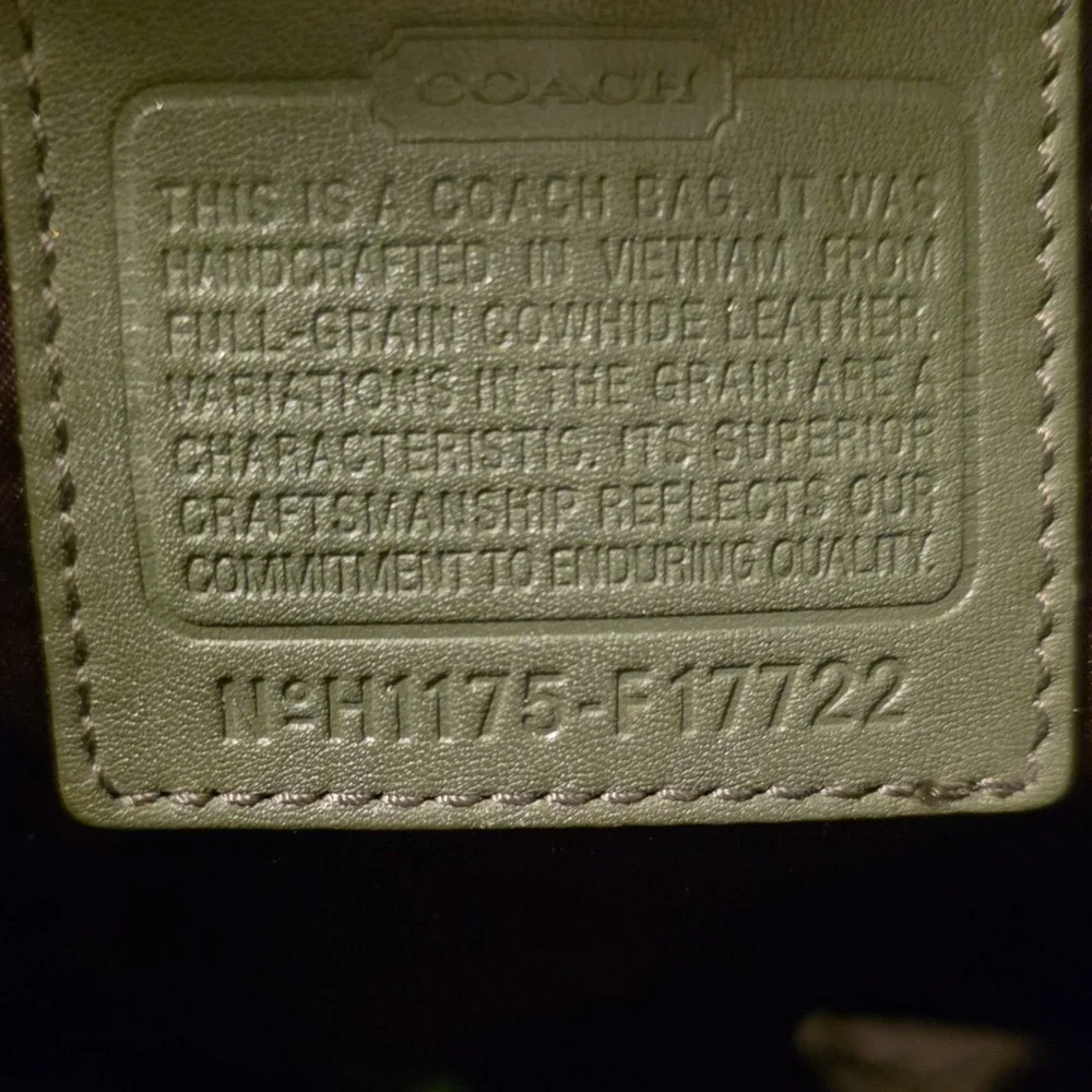 Coach Green Tote Logo Accent Zip Closure Inner Pockets Solid Pattern Women's